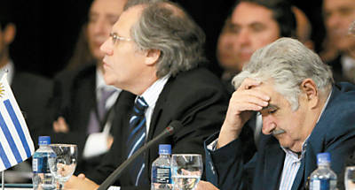 O chanceler Luis Almagro ( esq.) e o presidente Jos Mujica em reunio do Mercosul na Argentina