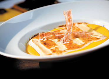 Polenta gratinada com queijo taleggio e funghi servida no restaurante Italy