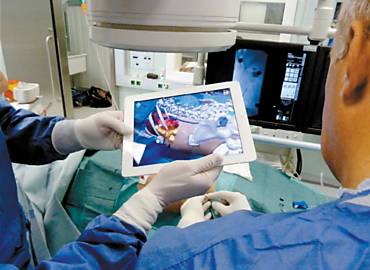 Mdicos fazem operao com iPad em hospital de Heidelberg (Alemanha)