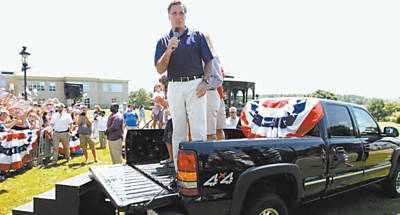 O candidato republicano Mitt Romney faz discurso em cima de camionete, ontem, em Wolfeboro (New Hampshire)
