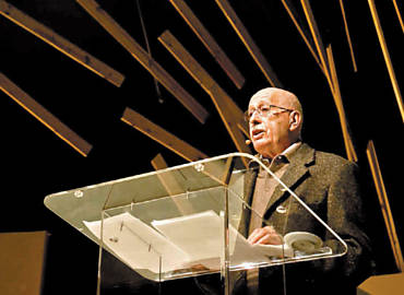 O escritor mineiro Silviano Santiago em palestra sobre Carlos Drummond de Andrade