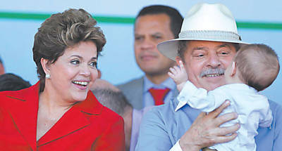 Ao lado de Dilma, Lula brinca com o neto Arthur em evento em So Bernardo do Campo