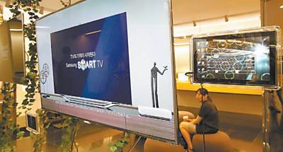 Smart TV da samsung disposta com destaque em loja de Seul, capital da Coreia do Sul