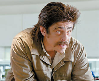 Benicio Del Toro em cena de "Selvagens"; ator ajudou Stone nas pesquisas do roteiro
