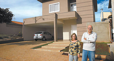 Helosa e Ricardo Scozzafave em sua casa nova, comprada em Cravinhos por um preo mais baixo que o de Ribeiro