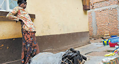 Cesarine Maninga carrega um fardo pesado pelo qual ganha US$1 ou US$2 por dia.