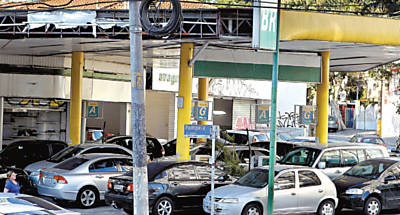 Posto de gasolina que atualmente  usado como estacionamento de veculos; obras tambm abrigam carros em SP