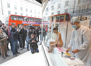 Em simulação realista feita na vitrine de uma loja, em Londres, a ativista Jacqueline Traide se submete a testes realizados em bichos pela indústria