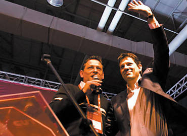 O presidente da CUT, Artur Henrique, sada o candidato do PT em SP, Fernando Haddad