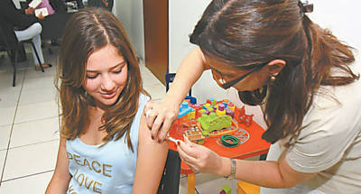 Camila Garcia Rosa, 17, toma vacina contra a gripe A em clnica de Ribeiro Preto