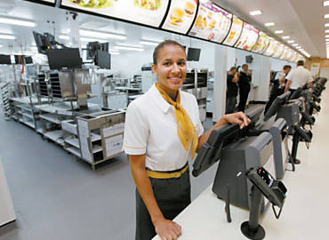 Funcionria em loja construda pelo McDonald's dentro do Parque Olmpico em Londres