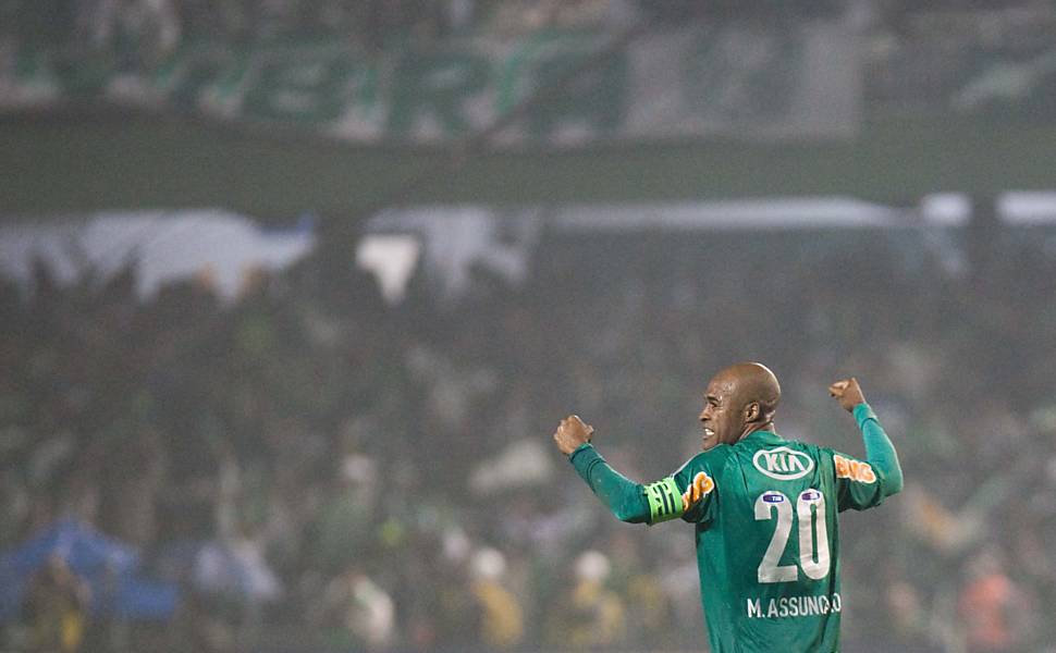 Marcos Assunção comemora o título palmeirense após empate com o Coritiba, no estádio Couto Pereira, em Curitiba Leia mais