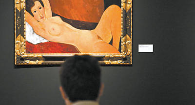 Homem observa no Masp a tela "Grande Figura Nua Deitada - Celine Howard" (1918), cuja autenticidade foi questionada na Europa