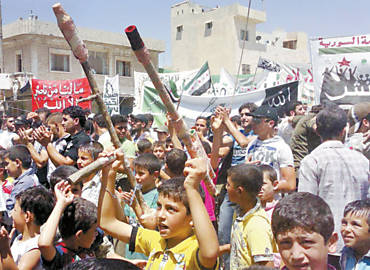 Manifestantes, incluindo crianas, protestam contra Bashar Assad na cidade de Binsh, perto de Idlib (noroeste da Sria)