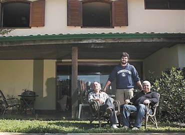 Roberto Lombardi ( esq), que aluga sua casa, no Morumbi, como neto Andr e o genro Oswaldo Oliveira