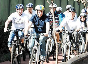 Jos Serra anda de bicicleta com correligionrios, em SP