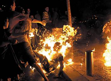 Pessoas tentam apagar as chamas de Moshe Silman; ele se imolou em Tel Aviv (Israel) e est internado em estado grave