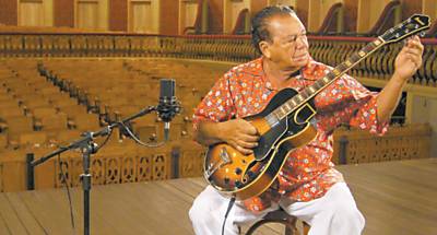 Mestre Vieira, criador da guitarrada, posa para foto no Theatro da Paz, em Belm