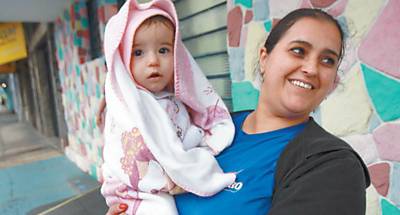 A operadora de caixa Dbora Tefilo Dias busca a filha Maria Laura, de 11 meses, na creche CCI do Servidor, em Franca