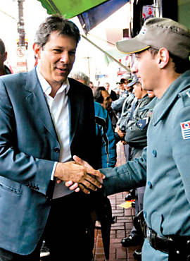 Fernando Haddad (PT) cumprimenta policial na zona leste
