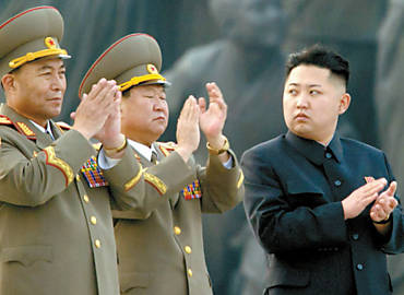 O ditador Kim Jong-un ( direita) durante evento, ao lado de Ri Young-ho (ltimo  esq.)
