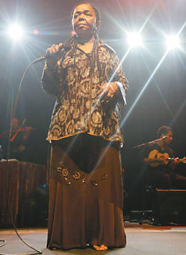 A cantora Cesria vora (1941-2011), 'musa dos ps descalos'