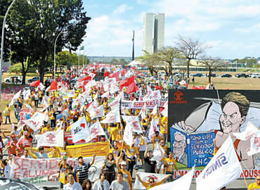 Servidores federais em greve protestam na Esplanada dos Ministérios, em Brasília
