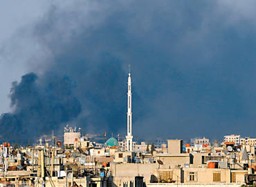 Em imagem feita por um morador, fumaa  vista no centro de Damasco, no quarto dia de confrontos na capital sria