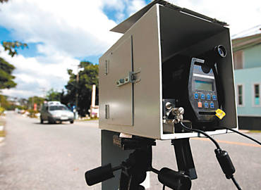 Radar mvel em rua do condomnio Aru, em Mogi das Cruzes; multa de R$ 300 para quem dirigir acima de 30 km/h