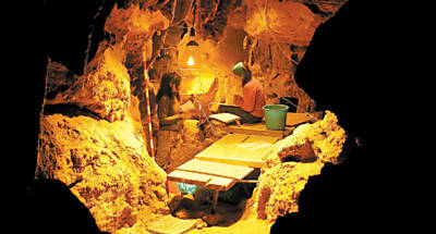 Cientistas trabalham na caverna espanhola de El Sidrn, localizada no norte do pas, que era habitada por neandertais