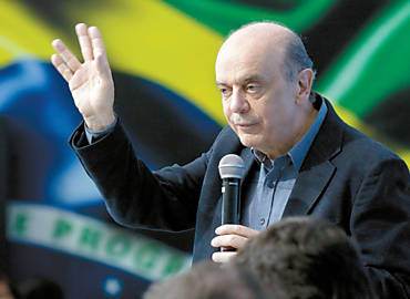 O candidato do PSDB  Prefeitura de So Paulo, Jos Serra, fala a candidatos a vereador