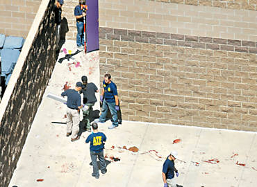 Polcia inspeciona rea percorrida pelo atirador do cinema no Colorado; no alto,  esq., uma das armas usadas no ataque