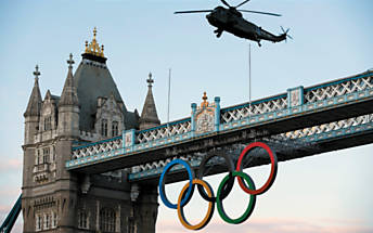 Helicptero militar britnico conduz a tocha sobre Londres