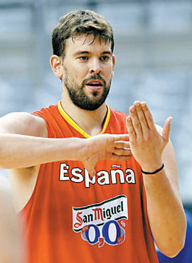 Marc Gasol treina com basquete da Espanha em Barcelona, antes da ida a Londres