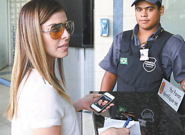 Mulher de Cachoeira, Andressa Mendona deixa bilhete para o marido na PF em Goinia, para onde ele foi transferido