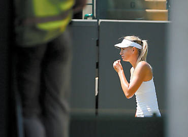 A tenista Maria Sharapova, porta-bandeira da Rssia, treina em Wimbledon