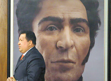 Hugo Chvez diante do "rosto" de Bolvar, divulgado ontem