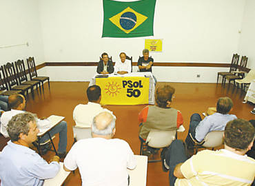 O candidato do PSOL Emilson Roveri (de blazer) com o deputado Chico Alencar (de preto)