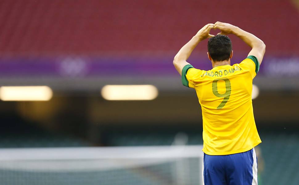 Leandro Damião comemora seu gol (o segundo da partida) contra o Egito, no Millenium Stadium, em Cardiff (País de Gales) Saiba mais sobre o jogo