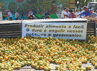 Frutas foram oferecidas a moradores de Taquaritinga na manifestao, realizada ontem