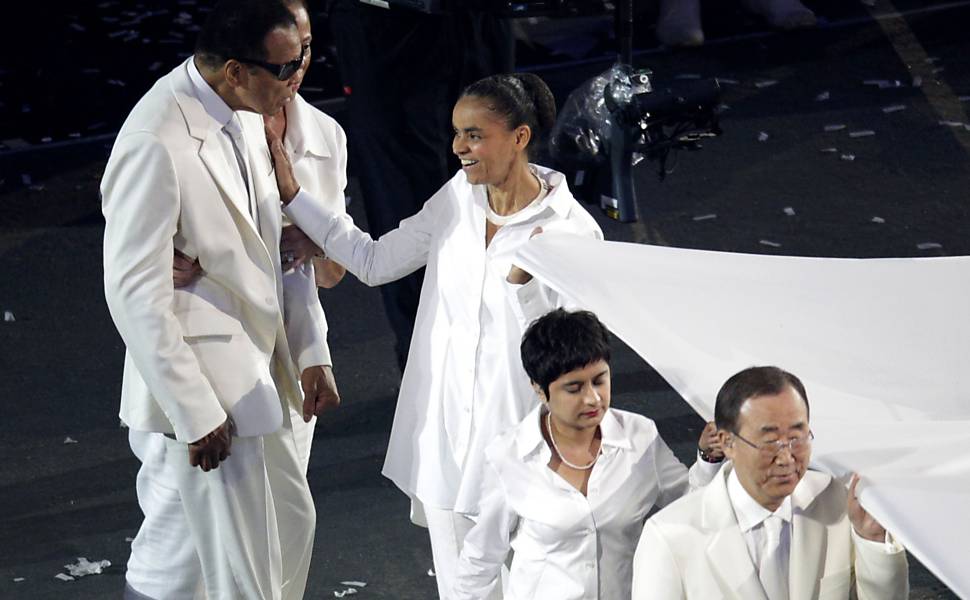 Ex-boxeador Muhammad Ali e Marina Silva desfilam próximos à bandeira olímpica Veja o especial dos Jogos Olímpicos