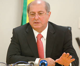 Paulo Bernardo, ministro das Comunicaes, durante entrevista coletiva em Braslia