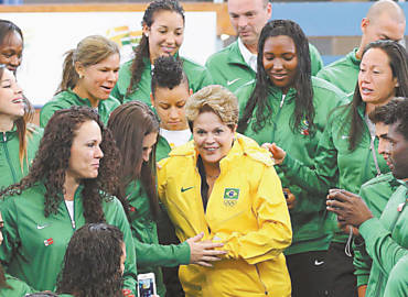 Dilma posa com atletas brasileiros no centro de treinamento de Crystal Palace