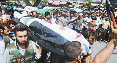 Apoiadores da revolta contra o regime do ditador Bashar Assad transportam caixo com corpo de insurgente morto em combate na cidade de Aleppo