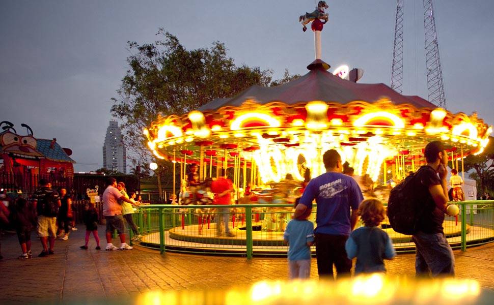 Vista do carrossel do Playcenter, iluminado no final da tarde do dia 27 de julho, em São Paulo Leia mais
