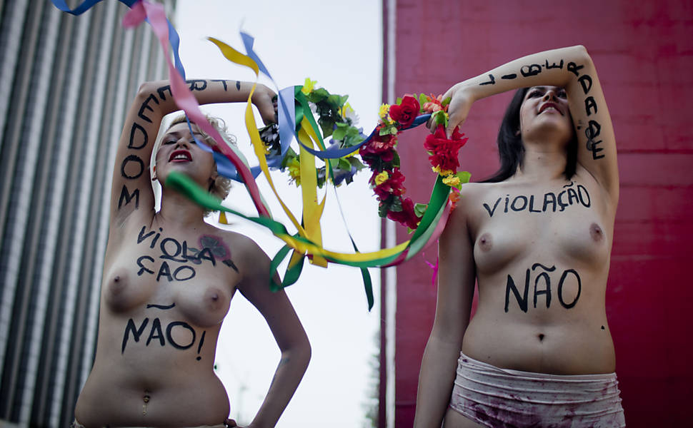 As ativistas do movimento Femen no Brasil, Sara Winter e Bruna Themis, realizam protesto contra proibição do parto em casa, na avenida Paulista Leia mais
