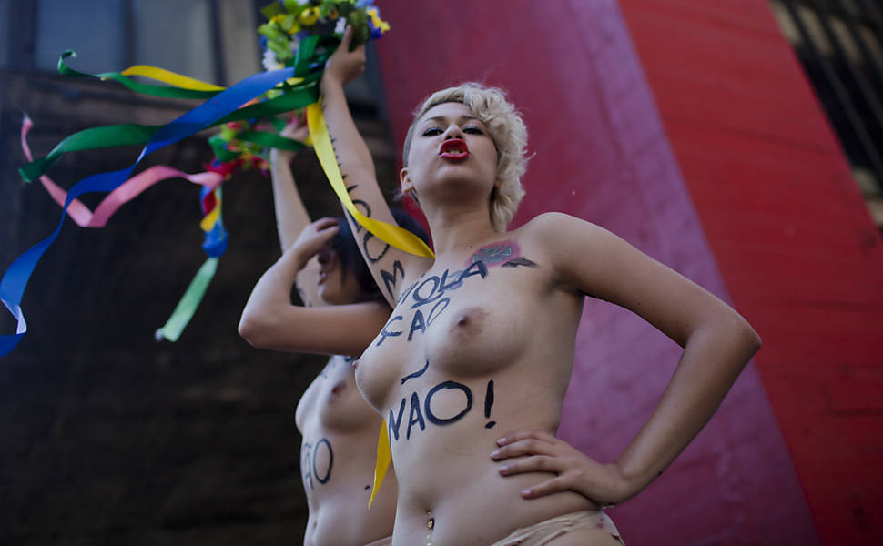 As ativistas do movimento Femen no Brasil, Sara Winter e Bruna Themis, realizam protesto contra proibição do parto em casa, na avenida Paulista Leia mais