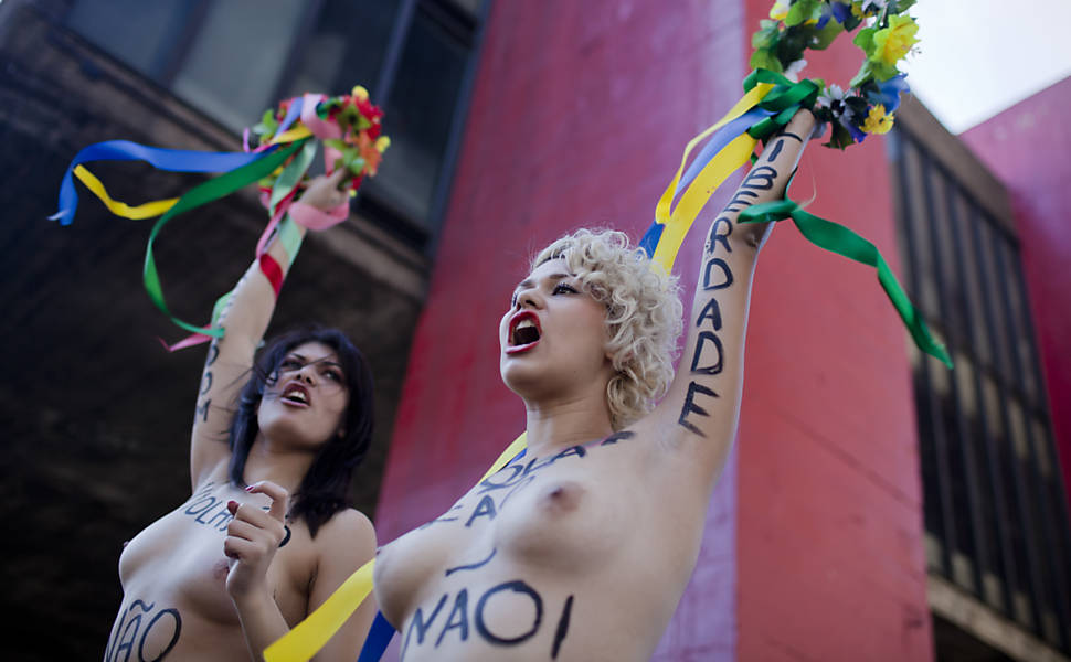 As ativistas do movimento Femen no Brasil, Sara Winter e Bruna Themis, realizam protesto contra proibição do parto em casa, na avenida Paulista Leia mais