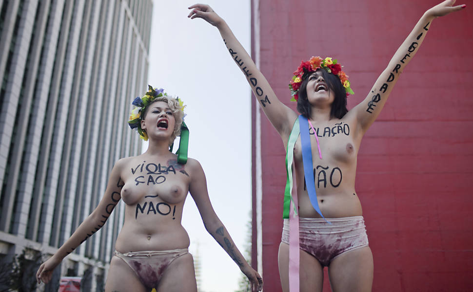 As ativistas do movimento Femen no Brasil, Sara Winter e Bruna Themis, realizam protesto contra proibição do parto em casa, na avenida Paulista Leia mais