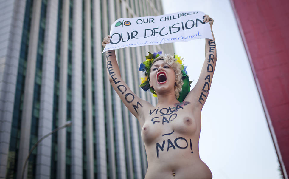 A ativista do movimento Femen no Brasil, Sara Winter, durante protesto contra proibição do parto em casa, na avenida Paulista Leia mais